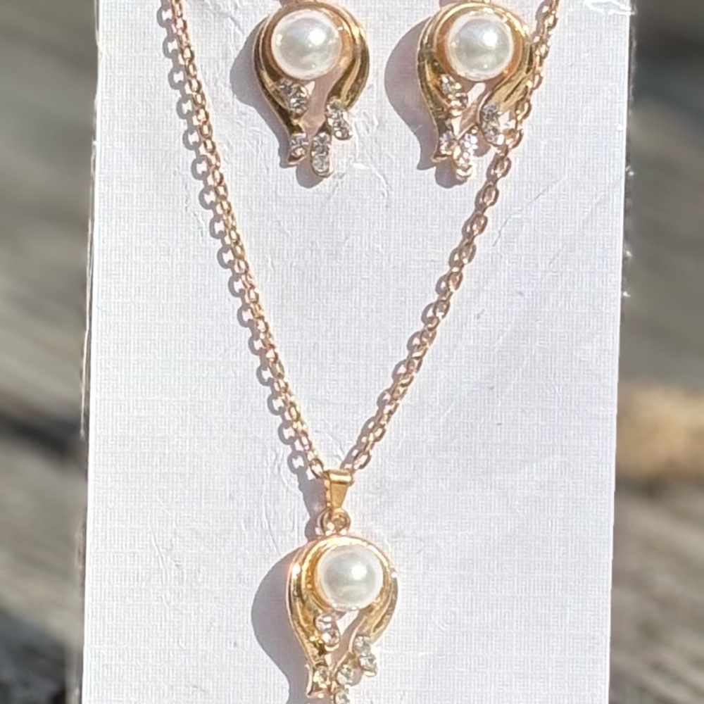 Elegant Gold Tone and Faux Pearl Jewelry Set